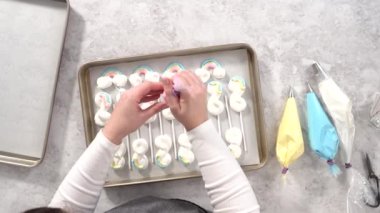 Gurme tek boynuzlu at teması beyaz servis tabağında patlıyor..