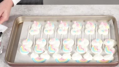 Gurme tek boynuzlu at teması beyaz servis tabağında patlıyor..