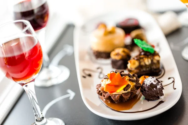 Tasting of wine and pattie chocolate pastries — Stock Photo, Image