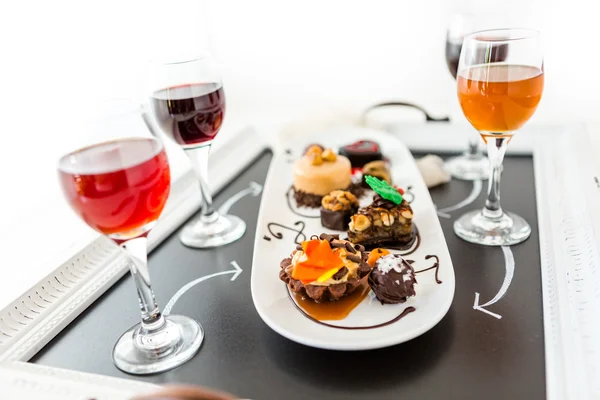 Degustação de vinho e bolos de chocolate pattie — Fotografia de Stock