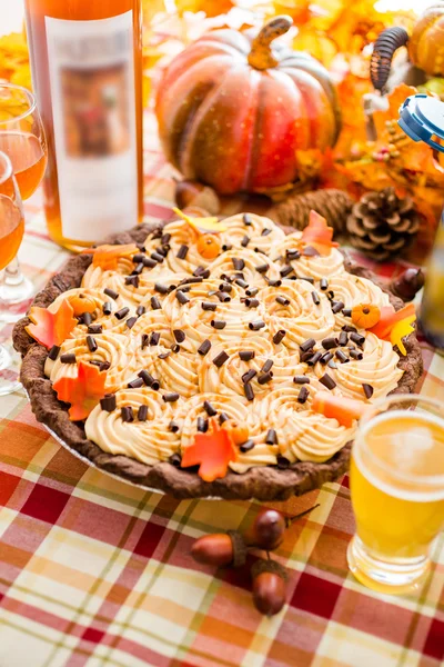 Pumpkin Pie and beer for Thanksgiving. — Stock Photo, Image