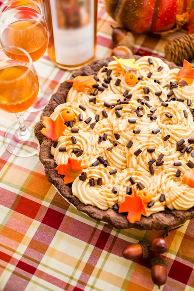 Pumpkin Pie and beer for Thanksgiving. — Stock Photo, Image