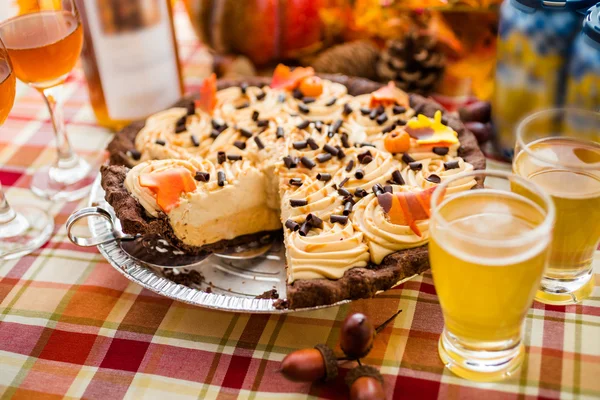 Tarta de Calabaza y cerveza para Acción de Gracias . — Foto de Stock