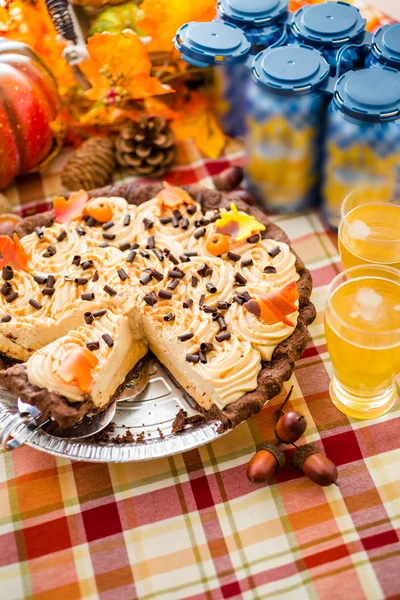 Pumpkin Pie and beer for Thanksgiving. — Stock Photo, Image