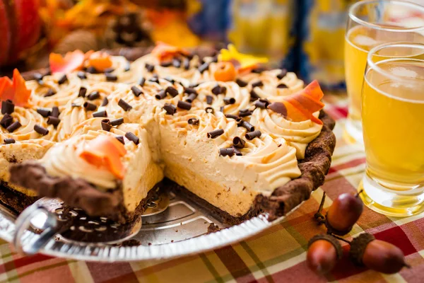 Tarta de Calabaza y cerveza para Acción de Gracias . — Foto de Stock