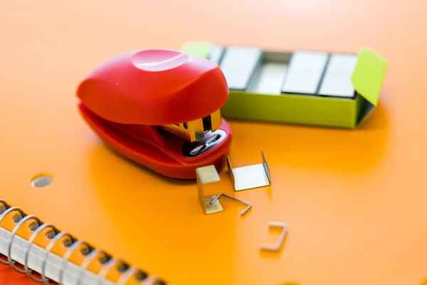 Stapler su pila su notebook — Foto Stock