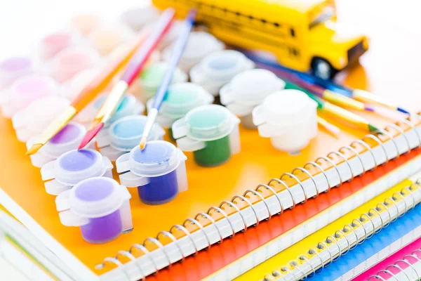 Peintures, pinceaux et cahiers Fournitures scolaires — Photo