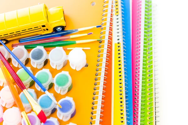Tintas, pincéis e cadernos Material escolar — Fotografia de Stock