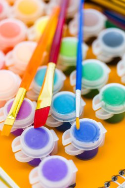 Boyalar, fırçalar ve dizüstü okul gereçleri