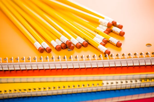 Bleistifte auf Notizbüchern Schulmaterial — Stockfoto