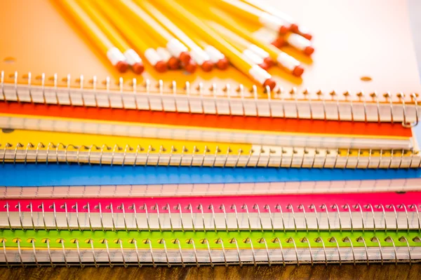 Lápis sobre cadernos Material escolar — Fotografia de Stock