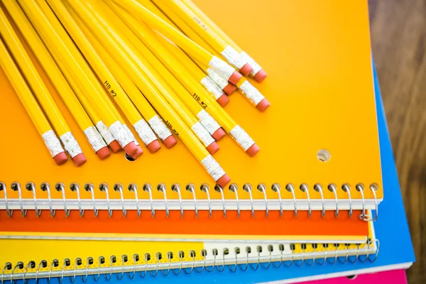 Crayons sur carnets Fournitures scolaires — Photo