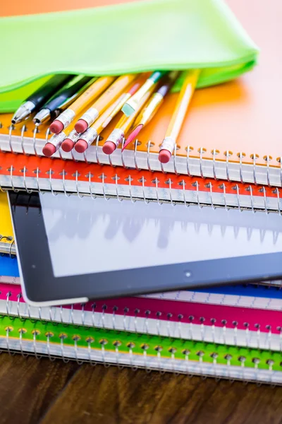 Tabletcomputer, blyanter og notesbøger, skoleartikler - Stock-foto