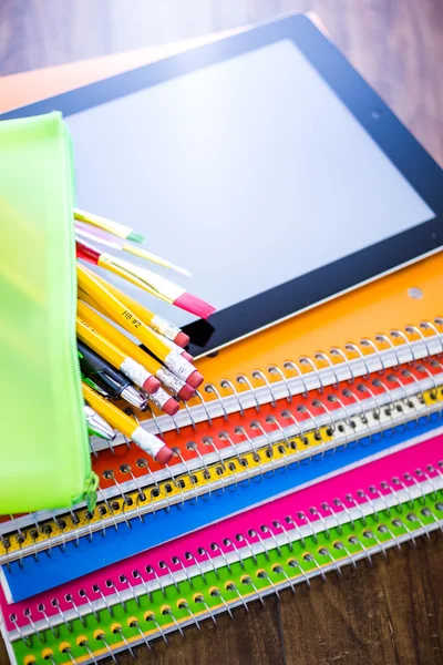 Tablet PC, potloden en notebooks, school supplies — Stockfoto