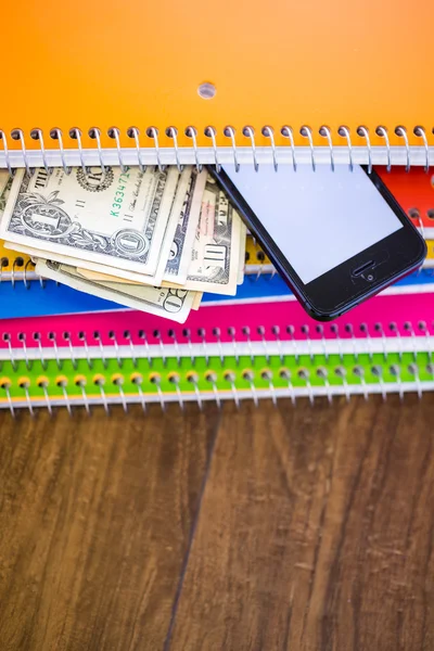 Telefoon, dollars en -laptops, school supplies — Stockfoto