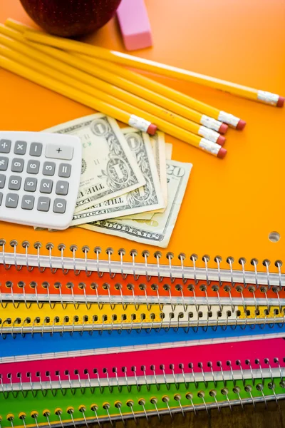 Notebooks, potloden, rekenmachine, contant geld en apple schoolbenodigdheden — Stockfoto