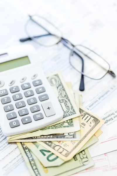 Berekening van de inkomstenbelasting met gevouwen contant geld — Stockfoto