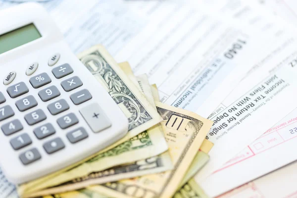 Berekening van de inkomstenbelasting met gevouwen contant geld — Stockfoto