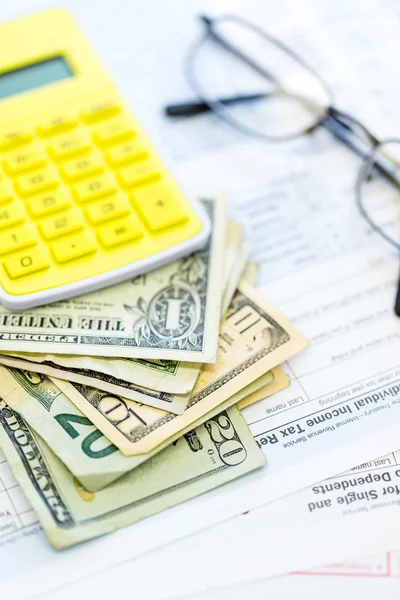 Berekening van de inkomstenbelasting en gevouwen cash — Stockfoto