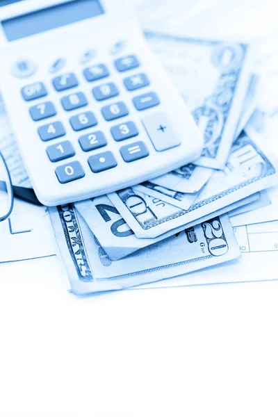 Taschenrechner, Bargeld und Brille - Steuererklärung — Stockfoto