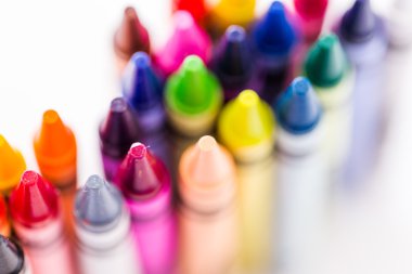 çok renkli boya kalemi