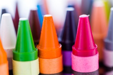 çok renkli boya kalemi