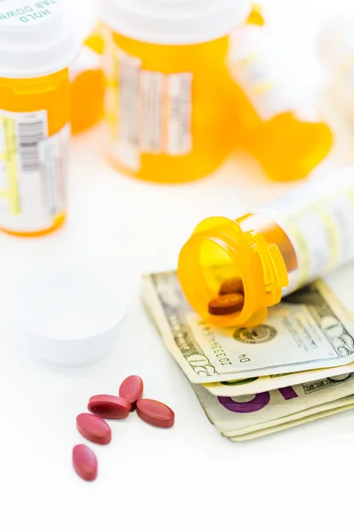 Pílulas de prescrição e notas de dólar — Fotografia de Stock