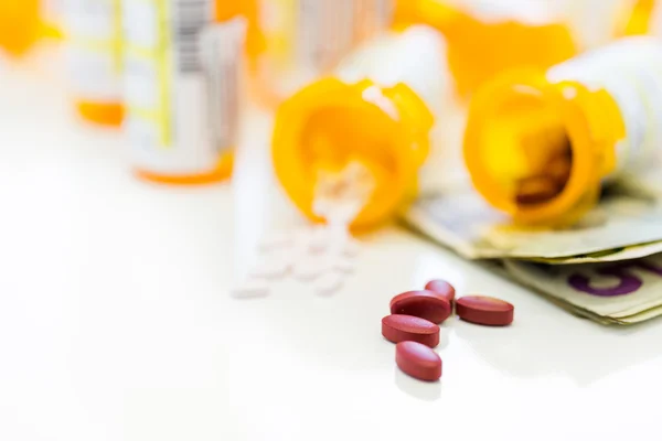 Receptbelagda piller och dollarsedlar — Stockfoto
