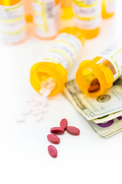 Receptbelagda piller och dollarsedlar — Stockfoto