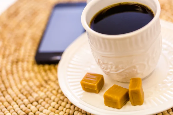 Caffè fresco e smart phone — Foto Stock
