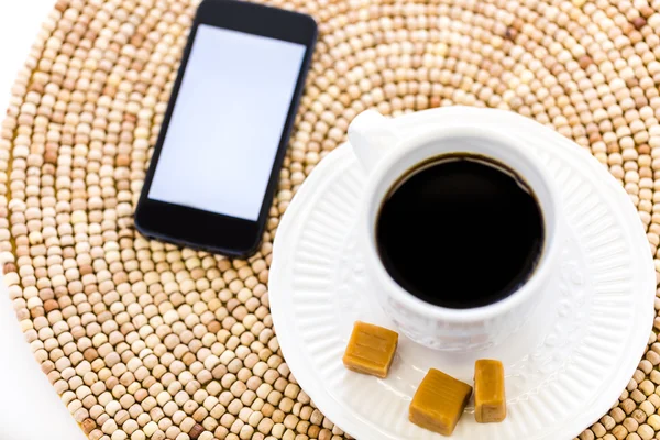 Café fresco e telefone inteligente — Fotografia de Stock