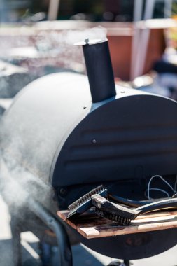 Barbekü sigara içen