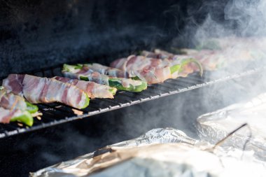 pastırma sarılı kuşkonmaz