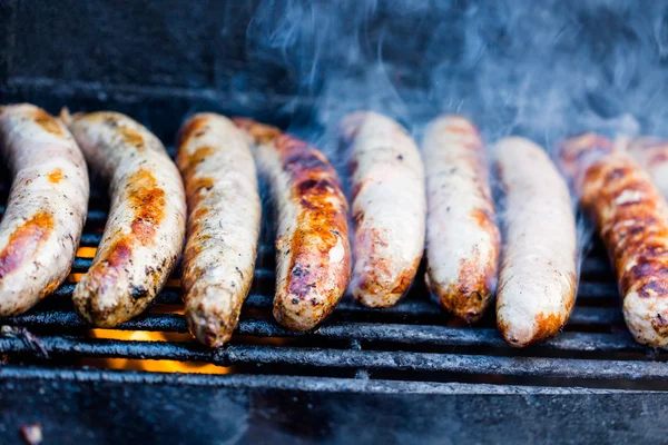 Koken van vlees op barbecue grill — Stockfoto