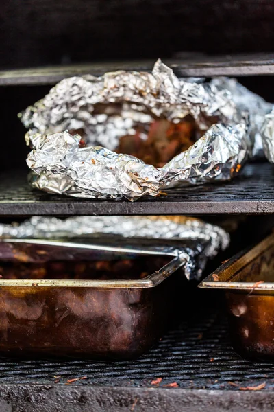 Fleisch in Raucher gekocht. — Stockfoto