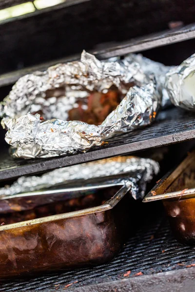 Kött kokta i rökare. — Stockfoto