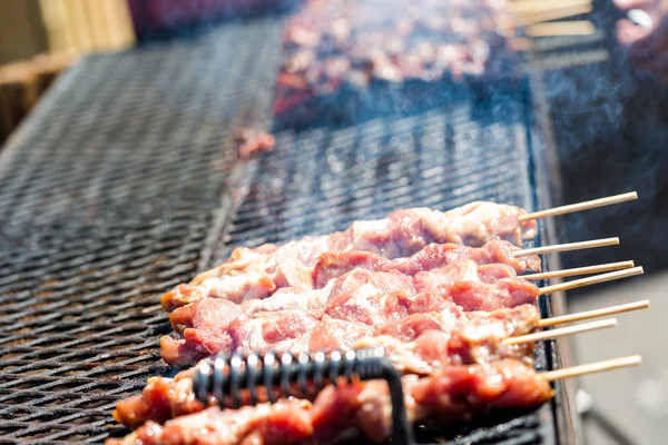 Carne di maiale sugli spiedi — Foto Stock