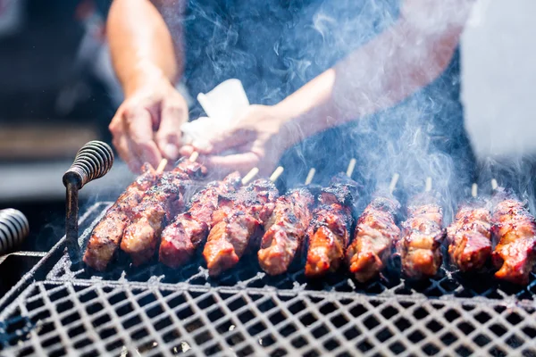 Carne di maiale sugli spiedi — Foto Stock