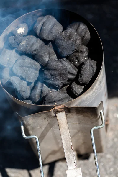 Holzkohle im Metallbehälter — Stockfoto