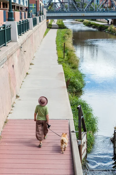 Femme avec chien au sentier Cherry Creek — Photo