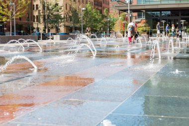 kentsel Plaza'da oynayan çocuklar