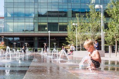 kentsel Plaza'da oynayan çocuklar