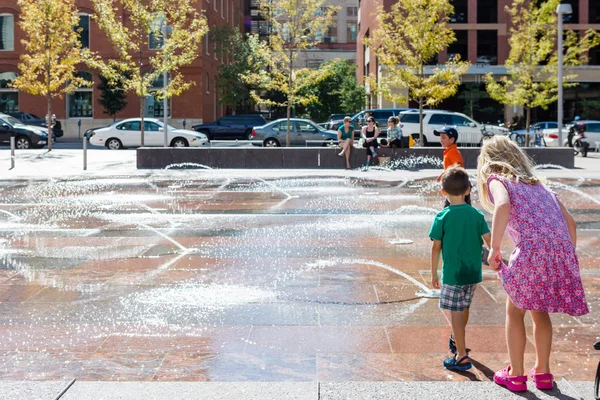 Kinder spielen auf städtischem Platz — Stockfoto