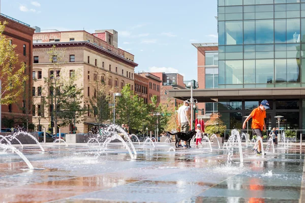 Kinderen spelen in stedelijke plaza — Stockfoto