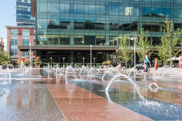 Τα παιδιά παίζουν στο αστικό plaza — Φωτογραφία Αρχείου