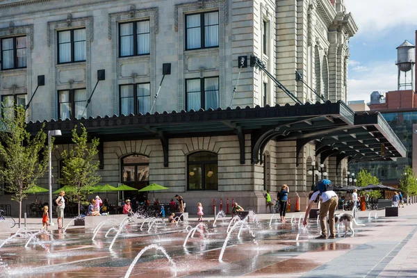 Lidé v městských plaza — Stock fotografie