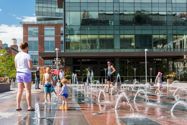 Människor på urban plaza — Stockfoto