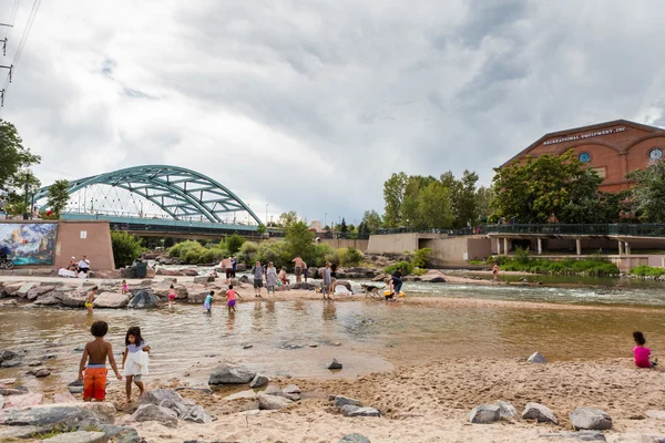 Les gens le week-end d'été, Parc urbain — Photo