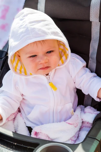 Baby Mädchen in der Striller. — Stockfoto