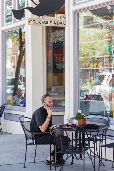 Hombre hablando por teléfono al aire libre — Foto de Stock